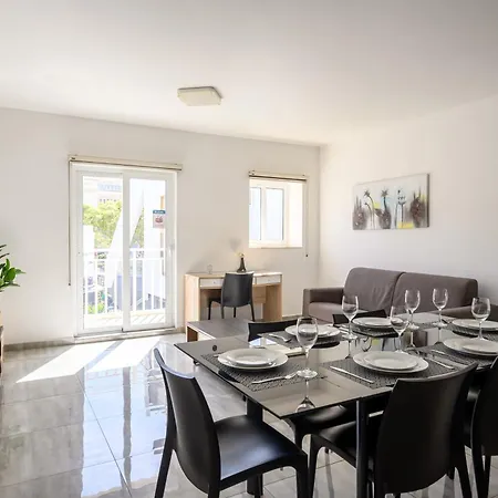 Séjour chez l'habitant F9 3, Private Two Single Beds With Shared Bathroom In Shared Flat *