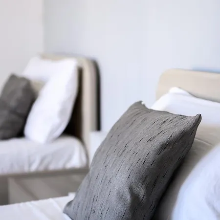 F9 3, Private Two Single Beds With Shared Bathroom In Shared Flat