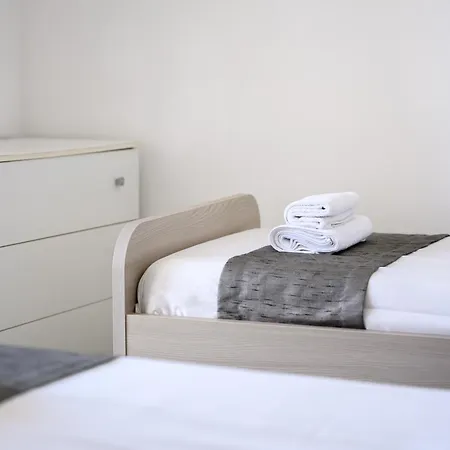 F9 3, Private Two Single Beds With Shared Bathroom In Shared Flat *