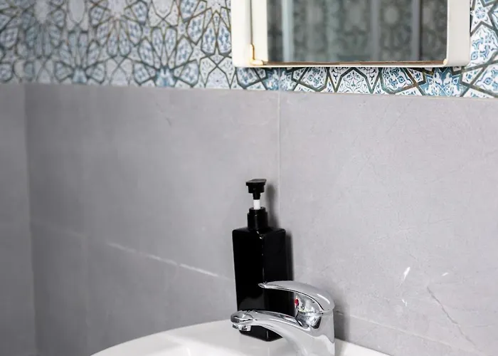 F9 3, Private Two Single Beds With Shared Bathroom In Shared Flat *