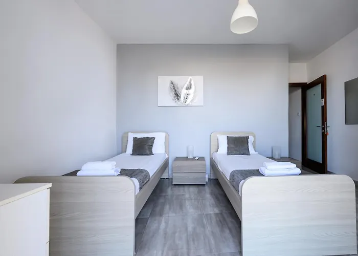 F9 3, Private Two Single Beds With Shared Bathroom In Shared Flat Msida