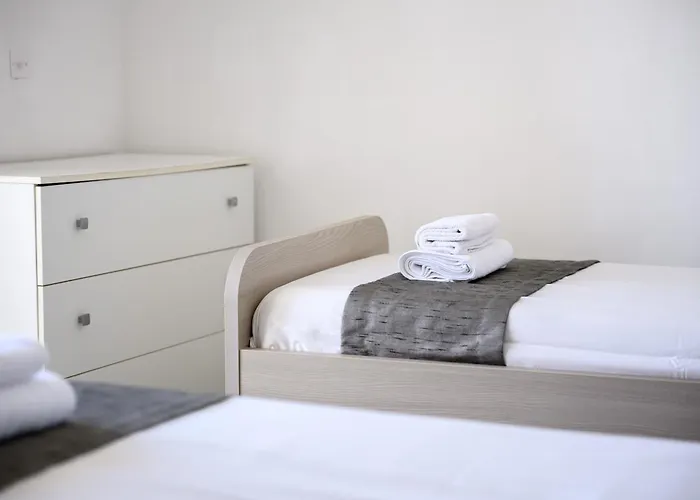 F9 3, Private Two Single Beds With Shared Bathroom In Shared Flat *